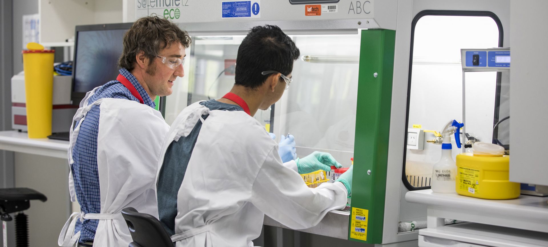 Dr Andreas Kupz (left) and PhD candidate Harindra Sathkumara at work the AITHM lab. 