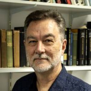 Photo of Associate Professor Roger Osborne