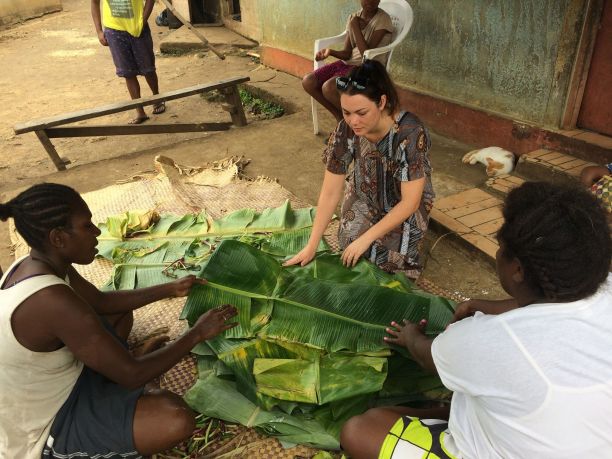Florence Boulard in Vanuatu speaking in Bislama with local ladies.