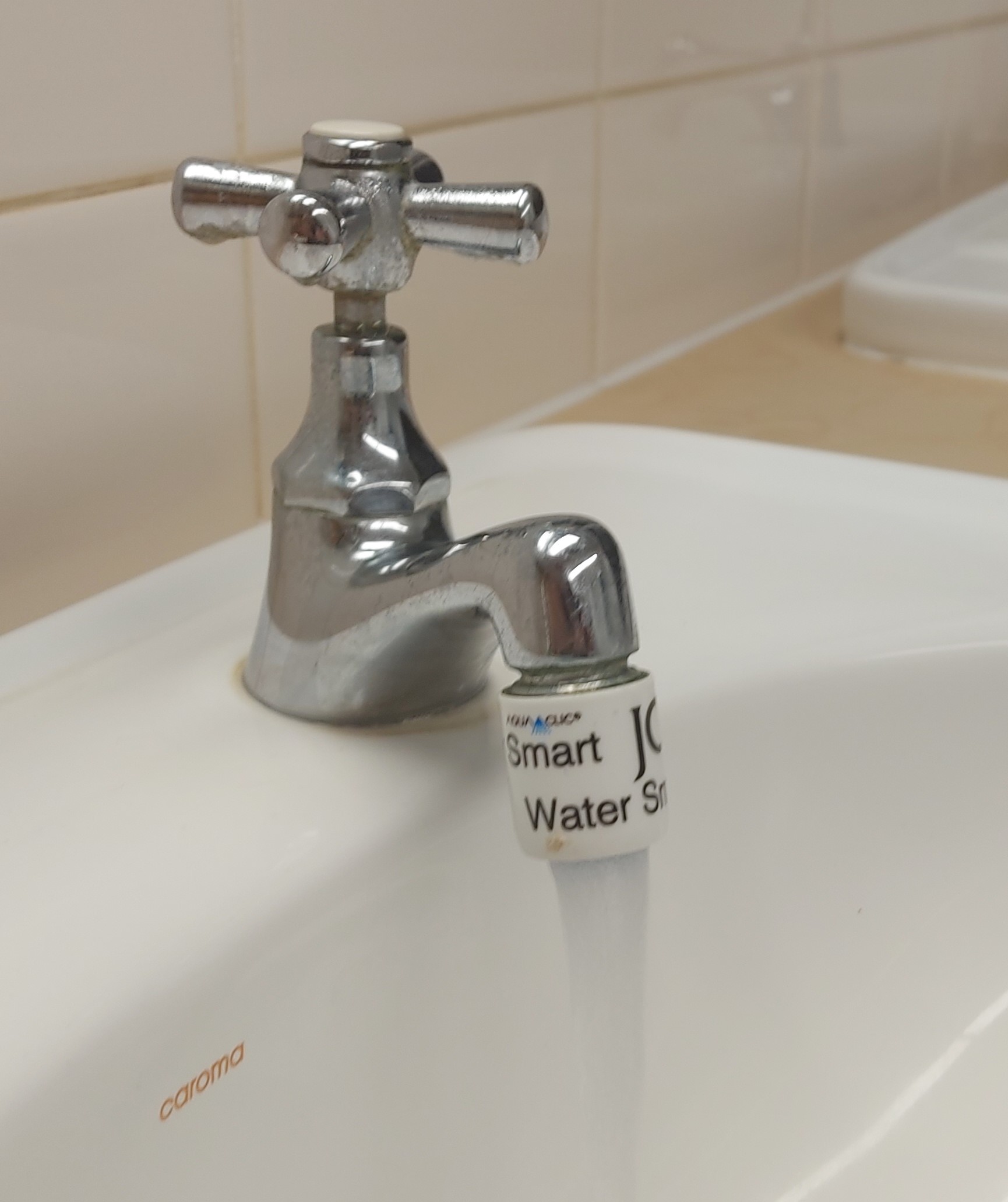 Water-saving bathroom tap fitting