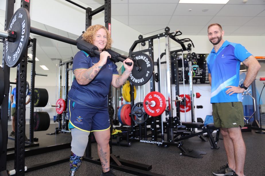 Townsville Invictus Games Competitor and Army Veteran Ainsley Hooker gets in some reps on the safety bar under the guidance of Exercise Physiology Lecturer Brian Heilbronn at JCU’s Performance Science Hub.