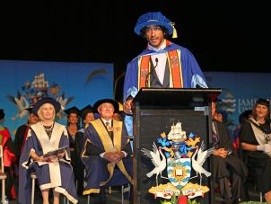 Johnathan Thurston speaking at the award ceremony 