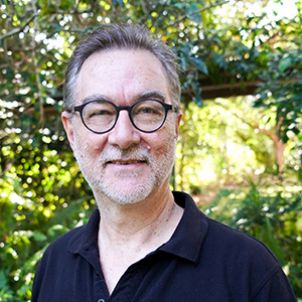 Photo of Associate Professor Roger Osborne