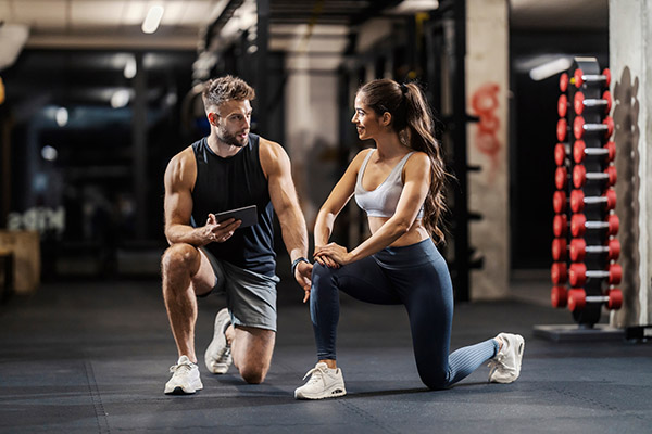 A fitness instructor works with a client. 
