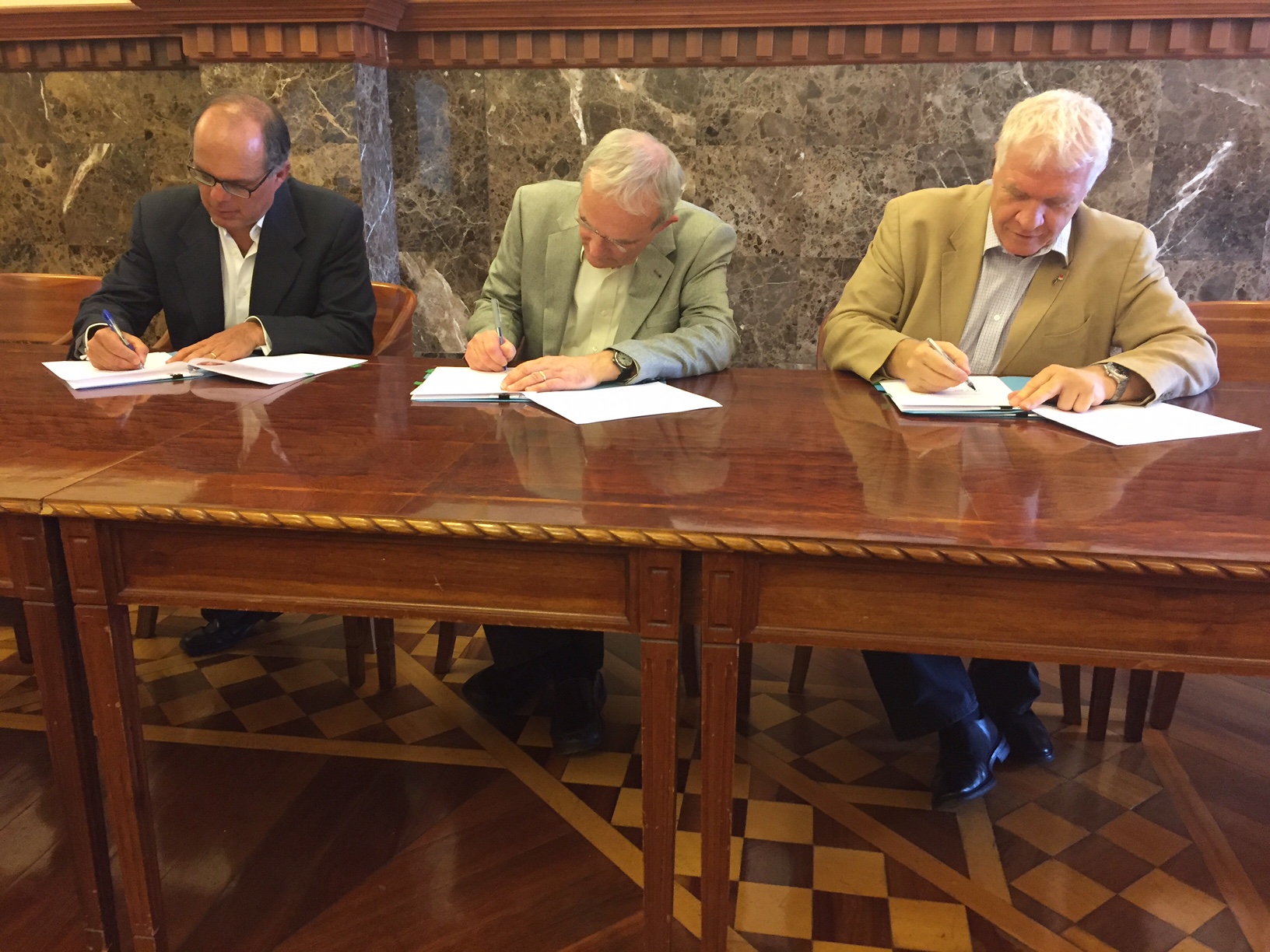 Professor Diego Quioroga, Professor Terry Magnuson. Professor Iain Gordon, signing the agreement. 
