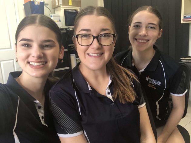 Leah Zandonadi with her university friends. 
