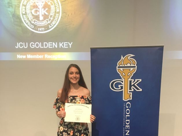 Leah Zandonadi with her certificate.
