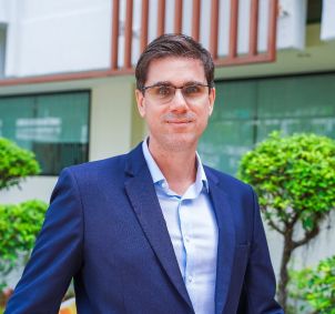 Photo of Associate Professor Jose Domingos