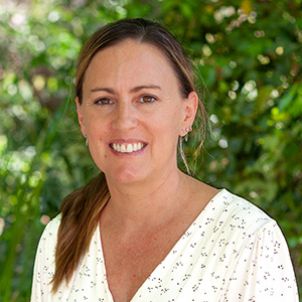 Photo of Professor Amy Diedrich